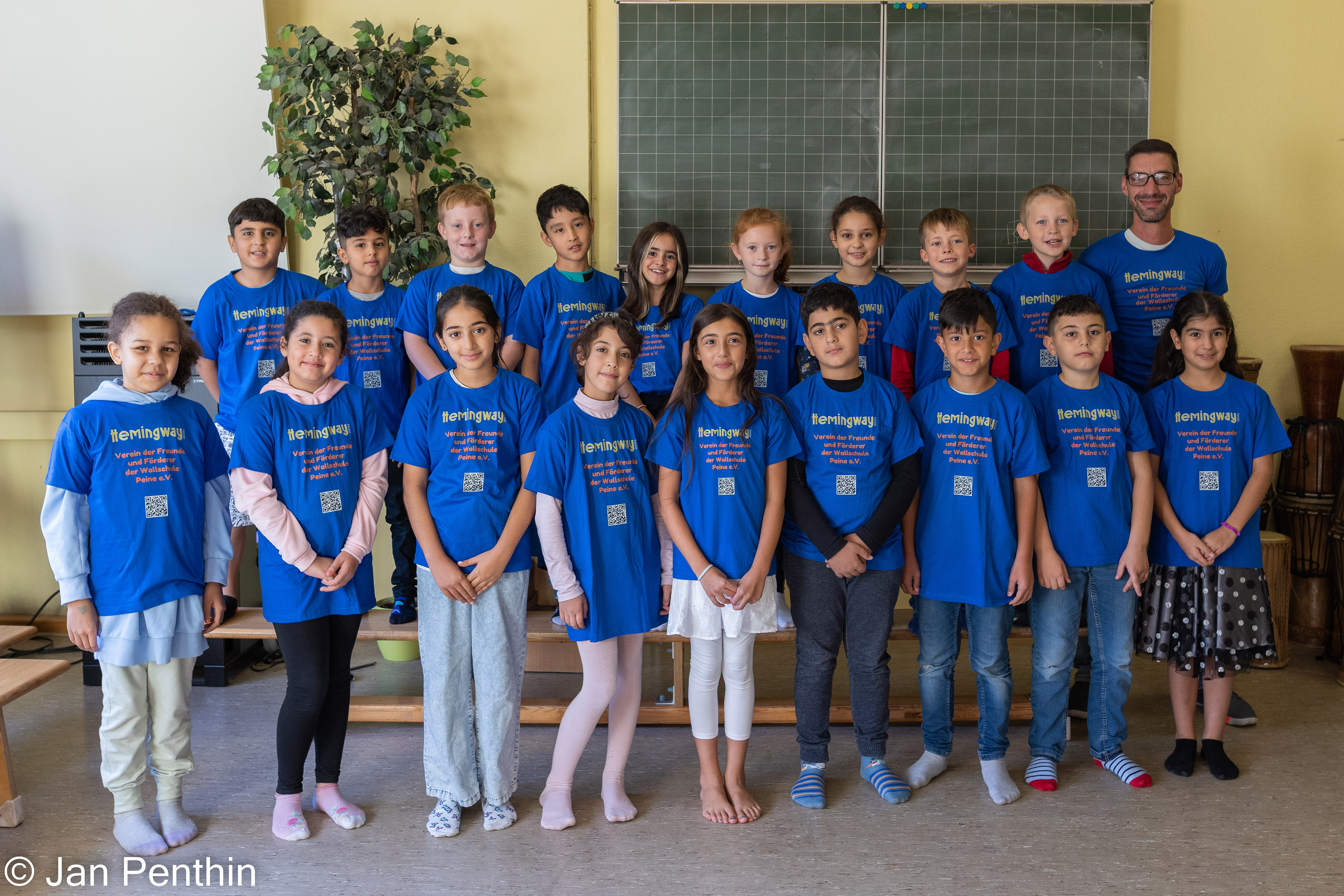 Kinder der Wallschule tragen die neuen Shirts